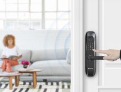 Tingkatkan Keamanan Secara Maksimal Hunian Anda Dengan Integrasi Smart Lock EZVIZ L2S & Kamera Wi-Fi Outdoor EZVIZ H8c