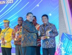 Menko Airlangga Serahkan Penghargaan kepada Direktur Teknologi dan Operasional Bank DKI