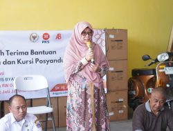 Dukung Peningkatan Kesehatan Masyarakat, Anis Byarwati Beri Bantuan Meja dan Kursi Posyandu Lansia dan Balita RW 03 Batu Ampar